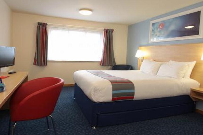 Travelodge Eastleigh Central Exterior photo